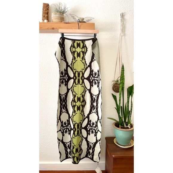 Gorgeous cashmere blend snake pattern knit wrap - Picture 2 of 6